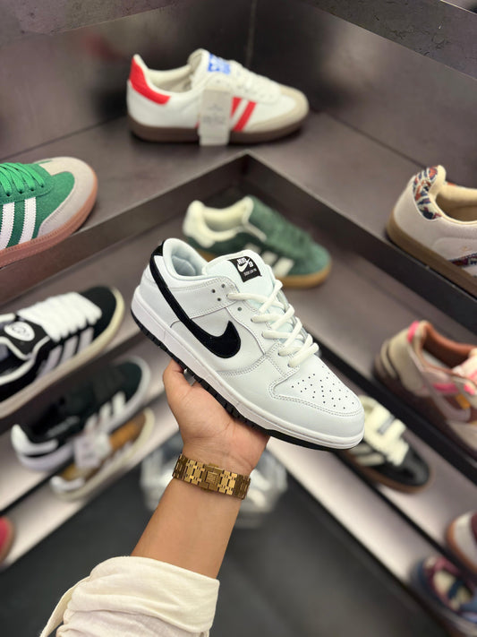 NIKE SB DUNK REVERSE PANDA ™